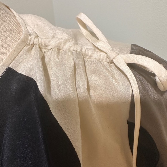 Diane von Furstenberg (DVF) 100% Silk Blouse in Taupe, Black, and Cream - Size 4 - Picture 6 of 7